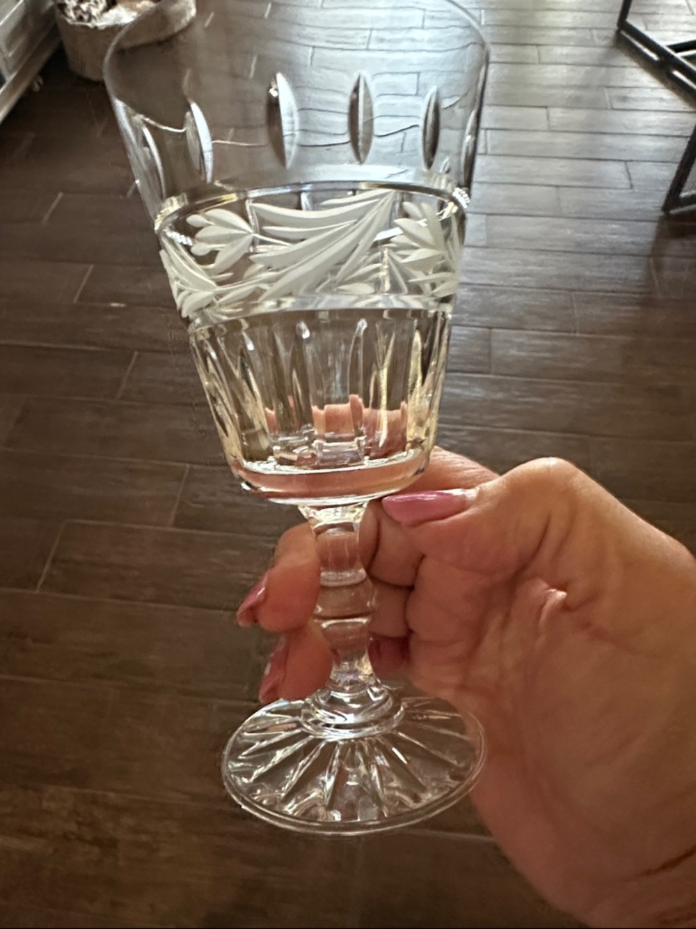 Vintage Crystal Etched Wine Glasses - Clear - Unbranded - Picture 3 of 3